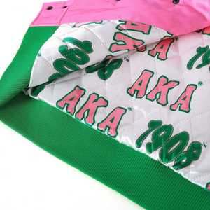 แจ็คเก็ตบอมเบอร์ผ้าซาตินสีชมพูสำหรับผู้หญิง ปักลายตัวอักษรกรีก แขนเสื้อสีเขียว สไตล์วาร์ซิตี้ สตรีทแวร์ - Product Image 4