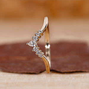 Anillo de Boda Curvo con Diamantes, Oro de 14K, Engaste de Garras, Anillo Apilable Chevron, Banda Nupcial Minimalista Unisex - Product Image 4