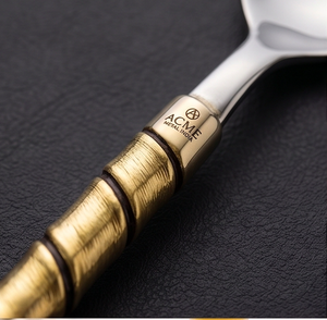 Juego de cubiertos Bamboo Twist de doble tono, dorado espejo, con cabezal de acero inoxidable pulido a espejo y mango dorado mate, para utensilios de cocina y hoteles. - Product Image 2