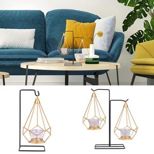 Support de bougies à double suspension avec lanternes géométriques en métal finition dorée, porte-bougie décoratif pour table - Product Image 4