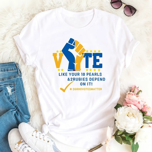 เสื้อยืดสีขาว ΣΓΡ VOTE สำหรับผู้หญิง ลายกราฟิกชมรมนักศึกษากรีก แขนสั้น คอกลม ลายข้อความเกี่ยวกับการลงคะแนนเสียง เสื้อผ้าลำลองสำหรับวิทยาเขต สามารถสั่งทำได้ - Product Image 1