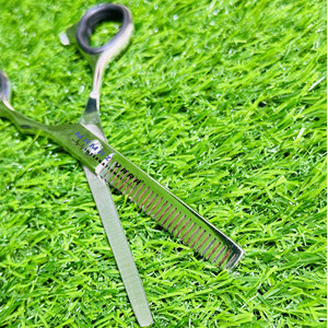 Tijeras de Peluquería Profesionales para Adelgazar el Cabello, con Punta Afilada para un Corte Preciso, Agarre Ergonómico para el Pulgar y Acabado Brillante - Product Image 3