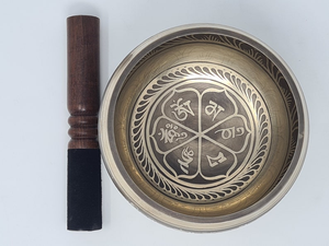 Bol chantant en laiton antique avec gravure de mantra tibétain complexe, marteau en bois et coussin brodé vert et or pour la méditation - Product Image 2