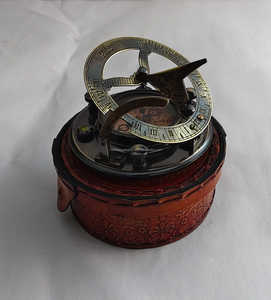 เข็มทิศนาฬิกาแดดทองเหลืองพร้อมกล่องหนัง เครื่องมือเดินเรือโบราณ สลักตัวเลขโรมัน - Product Image 2