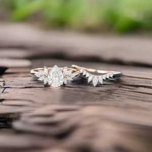 Ensemble de bagues de fiançailles en moissanite en forme de poire, style vintage, plaqué or rose 14 carats, avec grappe de pierres marquises courbées - Product Image 4