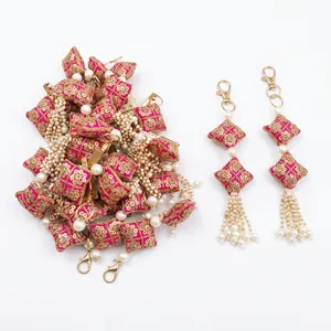 Décoration murale traditionnelle en laiton avec pompons floraux, perles et rubis pour mariage et décoration intérieure - Product Image 1