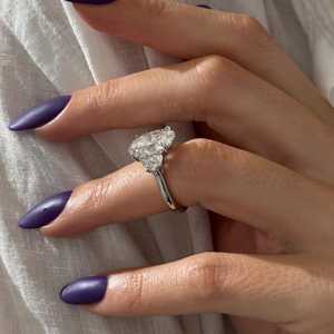 Bague de fiançailles à trois pierres en diamant ovale de 5 carats cultivé en laboratoire, diamants latéraux en demi-lune, or blanc, certifiée IGI - Product Image 3
