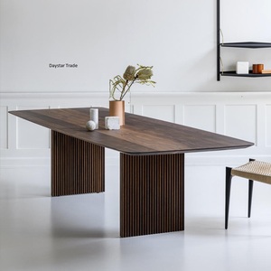 Mesa de Comedor Rectangular Contemporánea de Madera Sólida Daystar Trade Premium, Base de Pedestal Acanalado, Acabado en Madera Enriquecida, Mueble de Comedor de Lujo - Product Image 1