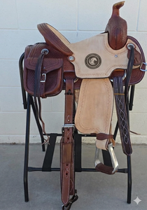 Silla de montar western de cuero artesanal con estribos de madera y alforjas - Product Image 3