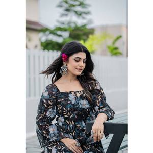 Robe élégante en georgette coupe trapèze avec imprimé floral numérique magnifiquement détaillé, taille empire, en tissu mousseline - Product Image 2