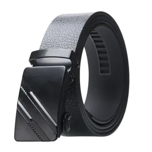 Ceinture réversible en cuir de vachette noir uni avec boucle carrée à verrouillage automatique en alliage, design géométrique, style formel, prête à offrir - Product Image 1