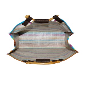 Bolsa de Compras Moderna de Alta Calidad con Asa de Madera en Forma de Ojo, Diseño de Rayas Multicolores, Bolsa de Yute Laminada en PP - Product Image 6
