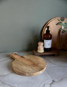 Planche à découper ronde en bois rustique avec poignée de suspension, épaisse, durable, compatible couteaux, finition rustique pour couper, servir et décorer - Product Image 3