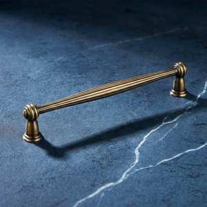 Juego de Herrajes de Lujo para Muebles: Tiradores Decorativos de Latón Hechos a Mano con Acabado Dorado para Puertas de Armario y Cajones - Product Image 1