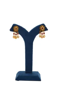 Conjunto de Collar Chapado en Oro, Elegante Collar Tradicional Chapado en Oro con un Diseño Floral Redondo Incrustado con Piedras Rojo Rubí - Product Image 3