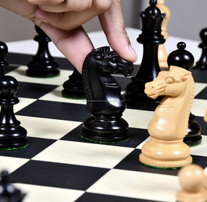 Prestigioso juego de ajedrez de cuerno hecho a mano Tablero y piezas lujosamente elaborados - Product Image 3