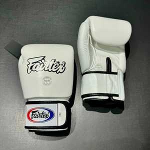 Guantes de Boxeo de Cuero Hechos a Mano de Primera Calidad para Entrenamiento de Muay Thai y Kickboxing, Absorben la Humedad, con Soporte de Muñeca y Cierre de Gancho en los Dedos - Product Image 1