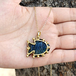 Collar de latón chapado en oro de 18k con colgante de labradorita natural en forma de pez y ojo de circonita negra, el más vendido - Product Image 4