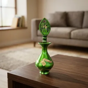 Soporte de latón verde para surma con diseño floral, hecho a mano, contenedor de kohl y kajal con aplicador de surma, caja cosmética decorativa india - Product Image 2