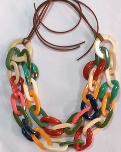 Collier en résine fait main, maillons irréguliers colorés, bijou fantaisie artisanal, pièce maîtresse tendance - Product Image 1