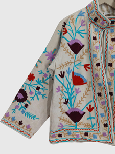 Veste à col mandarin brodée à la main avec des motifs floraux, manches longues, en coton, pour femmes, taille plus, style Prairie Chic, à porter au printemps - Product Image 2