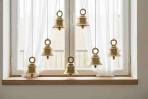 Ensemble de 7 clochettes en laiton contemporaines GLOSSY TOUCH ART avec boucles de suspension et claquettes, portables pour la décoration intérieure - Product Image 1