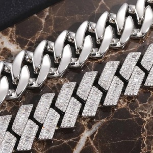 Collier chaîne cubaine en argent sterling 925 avec diamants Moissanite VVS pour un style clubbing et un usage cadeau. - Product Image 6