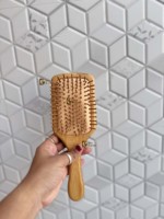 Brosse à cheveux en cuir et bois de haute qualité, faite à la main, avec un design floral sculpté pour le massage du cuir chevelu, de forme rectangulaire