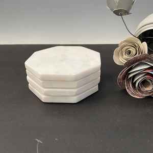 Ensemble de quatre dessous-de-verre octogonaux en marbre blanc vintage, décoration de table en pierre naturelle - Product Image 2