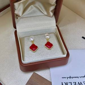 Pendientes de Trébol Rojo de Lujo Ligero Estilo Francés de Alta Gama, Finos y Colgantes con Joyería Delicada y Compacta para la Oreja - Product Image 4