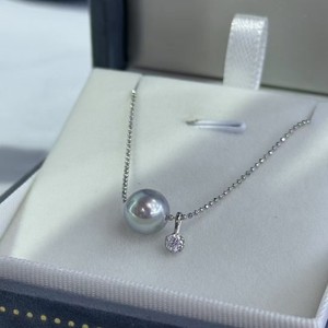 สร้อยคอจี้ไข่มุกแท้ 7-8 มม. น้ำทะเล ประดับเพชรทอง แสงออโรร่าสะท้อนเงา พร้อมตัวเรือนเงินและจี้ - Product Image 1