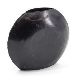 Jarrón Contemporáneo Abstracto de Gres Negro |   Jarrón Metálico de Geometría Circular Única |   Florero de Diseño con Acabado Mate para Decoración - Product Image 1