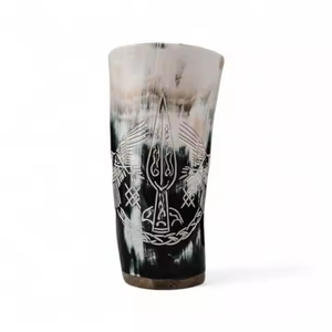Verre artisanal écologique en corne naturelle avec motif d'oiseau et de runes gravés de REHMAN CRAFT Uttar Pradesh - Product Image 2