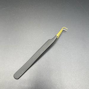 Pince à cils en acier inoxydable noir mat bicolore en forme de L à 90 degrés pour volume, OEM - Product Image 1