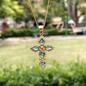 Collar de alta calidad con colgante de cruz de cuarzo azul suizo talla pera, con cuentas, diseño de latón chapado en oro de 18k. - Product Image 4