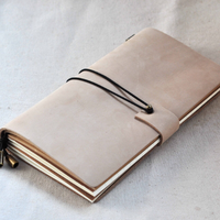 Carnet de voyage personnalisé en cuir rigide à trois volets, journal intime rechargeable fait main, cadeau pour homme, agenda d'écriture avec fermeture en caoutchouc