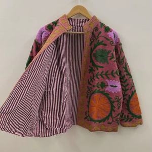 Abrigo de algodón Suzani Chaqueta bordada India Chaqueta bordada hecha a mano Chaqueta Bohemia acolchada de algodón - Product Image 1