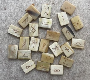 Juego de runas de cuerno, piedras naturales para adivinación espiritual, juego nórdico de la fortuna, diseño simbólico antiguo - Product Image 5