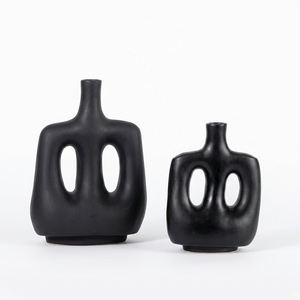 Vase Hoyo S noir mat en argile terracotta, abstrait, à double poignée, fait main, en céramique sculpturale, vente en gros - Product Image 1
