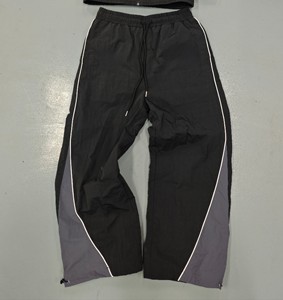 Pantalones de chándal de nailon personalizados estilo streetwear con rayas laterales reflectantes, holgados, de pierna ancha, cortavientos, para hombre - Product Image 4