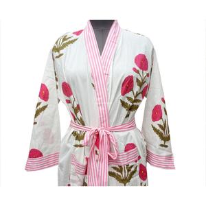 ชุดคลุมอาบน้ำผ้าฝ้ายลายดอกไม้สีชมพูสวยงามแบบขายส่ง เสื้อคลุมลำลองนุ่มสบายสำหรับผู้หญิง คอวี มีเข็มขัด ยาวเต็มตัว - Product Image 2
