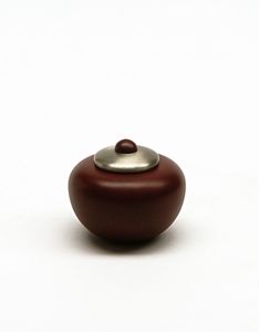 Urne funéraire ronde en métal brun rougeâtre avec couvercle et bouton argentés pour cendres humaines - Product Image 1