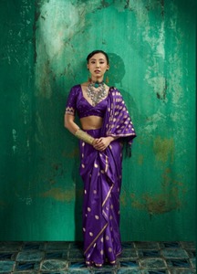 Elegantes y Ligeros Saris de Seda para Bodas y Fiestas - Tela de Lujo, Sin Arrugas, Fina, Reversible, de Secado Rápido, Moderna - Product Image 1