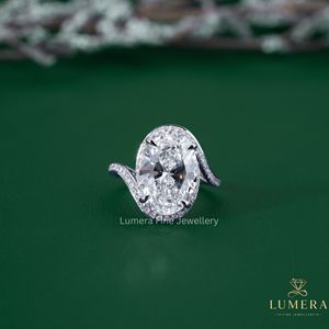Bague de fiançailles ovale de créateur en or massif avec bande torsadée pavée, bague de mariage en diamant de laboratoire certifié IGI pour femme - Product Image 2