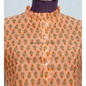 เสื้อเชิ้ตคอเต่าผู้หญิง ดีไซน์โบโฮสวยงาม ตกแต่งกระดุมเก๋ไก๋ ทรงสวยสง่า ใส่สบาย พิมพ์ลายดอกไม้ แขนสั้น ผ้าฝ้าย 100% - Product Image 3