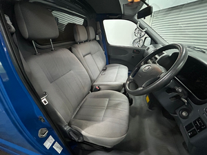 Super Clean 2007 pour HiAce 280 D4D en bon état avec poignée antidérapante et source d'alimentation hybride - Product Image 2