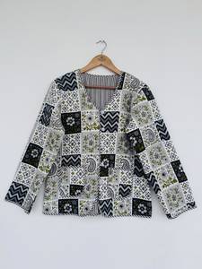 Veste matelassée en coton noir à motifs patchwork, réversible, légère, respirante, chaude, à fleurs, pour l'hiver, faite à la main, style resort - Product Image 1