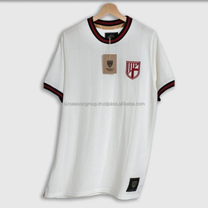 T-shirt classique à manches courtes pour homme, coupe régulière, inspiré des légendes du football, en jersey 100% coton, personnalisable, Drop Needles Fabrics - Product Image 3