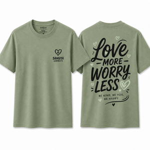 เสื้อยืดแขนสั้นสีเขียวมะกอกสำหรับผู้ชาย ยี่ห้อซังกิตา คอกลม ทรงปกติ ผ้าฝ้าย 100% พิมพ์ลาย Love More Worry Less สไตล์ลำลอง - Product Image 1