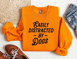 ง่ายต่อการถูกทำให้สนใจเบี่ยงเบนโดยสุนัข เสื้อคอกลมสำหรับคนรักสัตว์ - Product Image 5